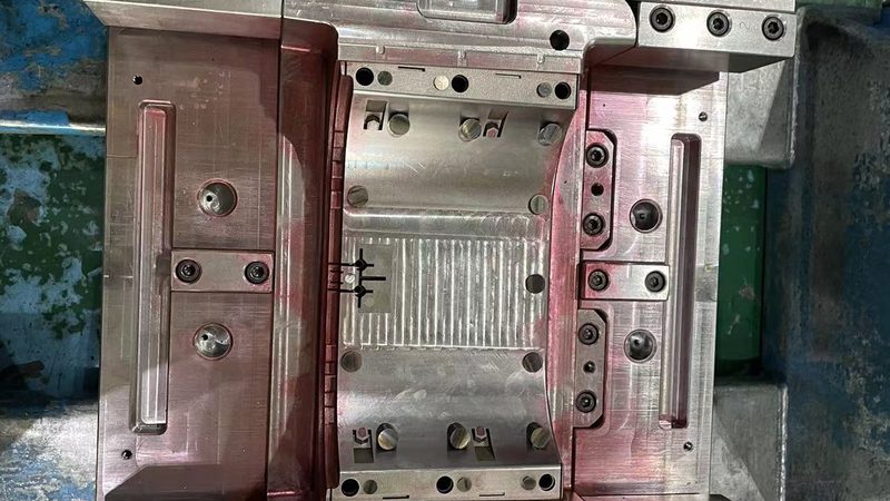 硅胶模具与金属模具：材质差异与适用场景解析**